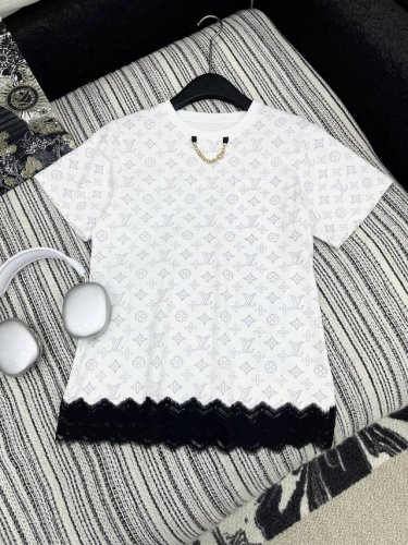 爆款现货 原单品质 Lou* V*｜2025新品圆领老花印花拼接蕾丝花边Tee 定制斜纹全棉材质 透气舒适 质感十足 短袖T恤裁剪 凸显品牌格调 采用克重纯棉制