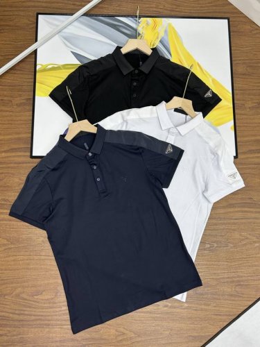 夏季新款prada普拉达新款翻领polo衫休闲短袖T恤 肩部丝绸拼接款 客供冰感丝光棉面料 爽滑细腻 舒适透气 质感非常好！胸前立领Logo标志 袖口金属装饰