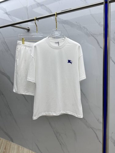 Burberry*巴宝莉 2025春夏最新款套装 男女款 贸易公司渠道稀出 同步官网发售 基本每一季都会有它的背影所在 期待着所有潮男潮女们的演绎 此款选用客供