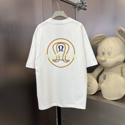 Lulu 春夏限定款，定制织梦雅韵罗纹棉 质感细腻 舒适贴肤 以纯黑之色 诠释着优雅 标志性地标识跃然衣上 低调却醒目 彰显独特身份与魅力 凸显肩部线条 感受由