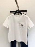 chanel 2025 夏季新款 中古系列 圆领双C钉钻T恤，高级感满满，白色款干净纯粹，后背大大的“Chanel”字母，直接把品牌辨识度拉满，走在街上回头率爆