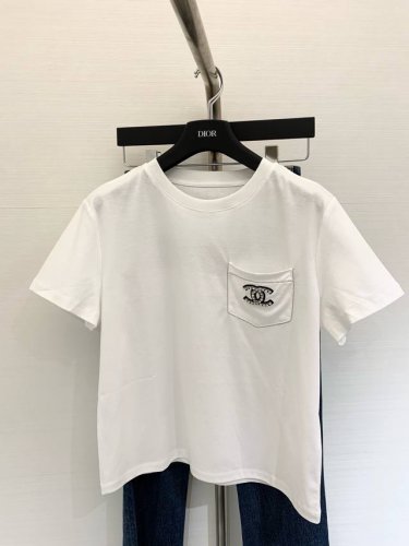 chanel 2025 夏季新款 中古系列 圆领双C钉钻T恤，高级感满满，白色款干净纯粹，后背大大的“Chanel”字母，直接把品牌辨识度拉满，走在街上回头率爆