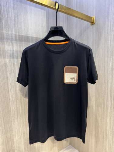 型号Hl118#，爱马家 2025春夏最新贴布马头刺绣男士圆领T恤衫，胸前别致的拼接贴布设计激光贴皮饰边 进口小羊皮制作 ，搭配标志性马头刺绣，多种高端工艺叠加