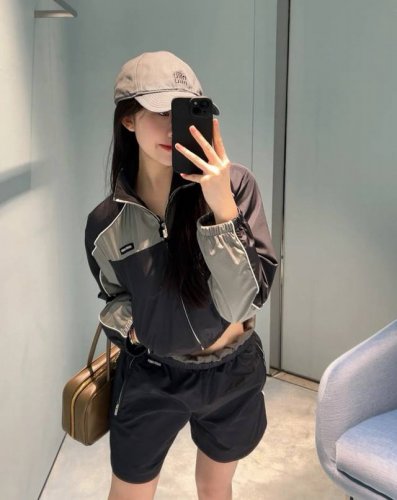 新品上新 Miu Miu 缪缪 小标刺绣撞色尼龙外套 高级定制 ：缪缪尼龙外套 ：工装机能风 机能感外套 又酷又时髦 防晒防水实用性超高～ 颜色： 灰色 尺码：
