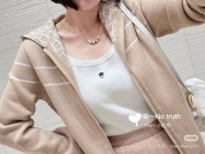 外套 裤子 Dio*25春夏新款 老花字母连帽双面羊绒 羊毛呢外套。原版开发 高版出品！双色提花质感超级无敌细腻软糯！经典款 奢华优雅气质女神值得拥有。3D立体