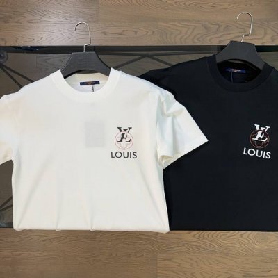 lv 路易威登 2025春夏新款刺绣Logo字母短袖T恤 胸前描边绣当季新设计Lv字样 后背品牌专属四角星图案精密刺绣 极简主义用到极致 取用280高克重水洗纯