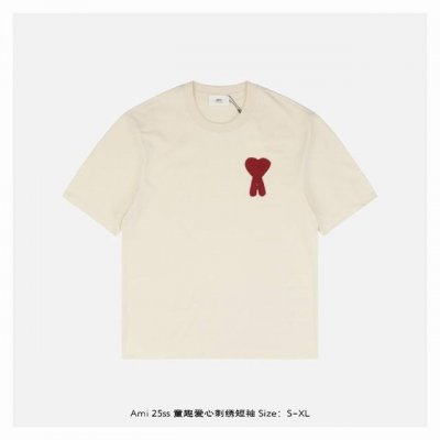 Ami 25Ss 童趣爱心刺绣短袖 采用的是一颗童趣红心，透露出法式浪漫，精致简洁有质感，随性简约是其最大特点，有干净清爽的感觉，略宽松落肩的设计版型修饰肩部