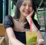 V金小裙子项链 0+ 认准Diva'dream 项链线条精美，标志性的扇形图案烘托极致纯粹气质，而妩媚迷人的玫瑰金和璀璨美钻，更添动人光彩。项链从女性的优雅气质