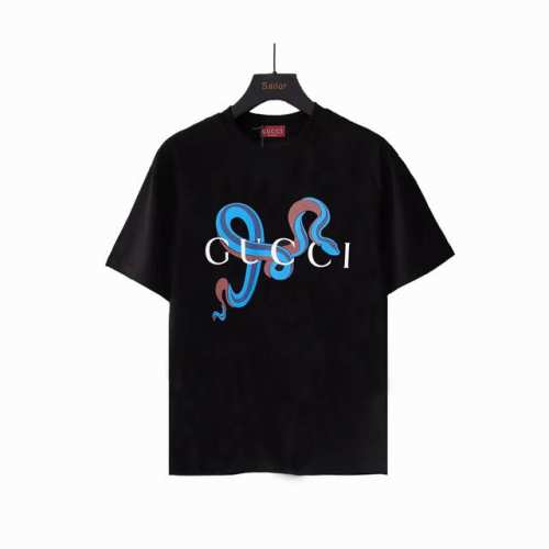 实拍细节图+细节图 Gucci 古驰 蛇年限定字母印花短袖 面料采用230克重精梳棉，定制32支1*1螺纹，成衣两遍水洗处理，面料舒适亲肤无异感，定制定染面料，