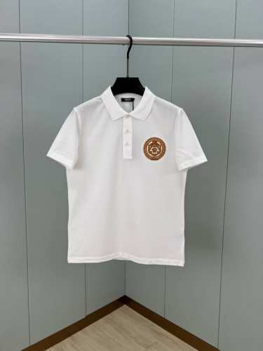 versace 25春夏新品Chain Crest刺绣Polo衫，领口饰有三扣门襟，胸前饰有线绣Crest图案，点缀Medusa徽章、链条图案以及Versace