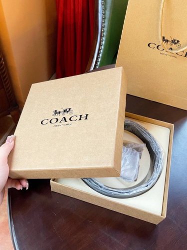 Coach蔻驰 方盒双扣男士腰带礼盒 商务风休闲风 可自由切换风格 优质五金配件 光滑有光泽，质感超级好 满满的高级感 一年四季都百搭的款双扣头设计 春夏秋冬都