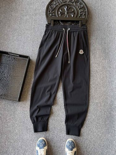夏款专柜顶奢长裤 人气爆款 Moncler 蒙口专柜新品高奢情侣款束脚长裤 恒隆在售万元级 款号 2527 蒙口家今年定制高端锦棉面料 拿到手摸起来特别细腻 自