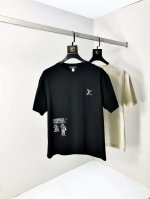 Lv。顶级货品2025春夏新款首发专柜最新款短袖圆领T恤 高端订制 设计前卫时尚！品牌Logo重工艺设计 高端定制原版欧棉面料.手感柔软.穿着舒适.B专柜级别精