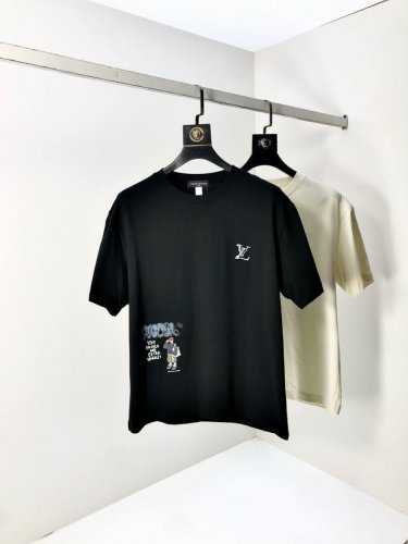 Lv。顶级货品2025春夏新款首发专柜最新款短袖圆领T恤 高端订制 设计前卫时尚！品牌Logo重工艺设计 高端定制原版欧棉面料.手感柔软.穿着舒适.B专柜级别精