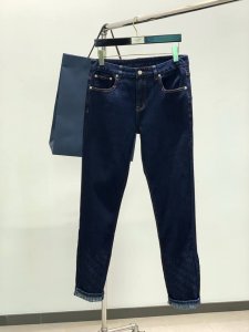 dior 迪奥，2025春季新品，官网专柜同步有售，原单狠货，时尚休闲水洗牛仔裤，超级有范儿的一款牛仔裤，定制原版水洗牛仔面料，顶级刺绣工艺字母图案装饰Logo