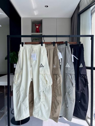 Acg耐克工装多口袋直筒裤 nike耐克Acg新款宽松工装多口袋直筒裤 拯救弯腿 四个颜色都很可 也是比较好搭配的 穿上超有型 亲肤面料 亲肤柔软 垂感十足 口