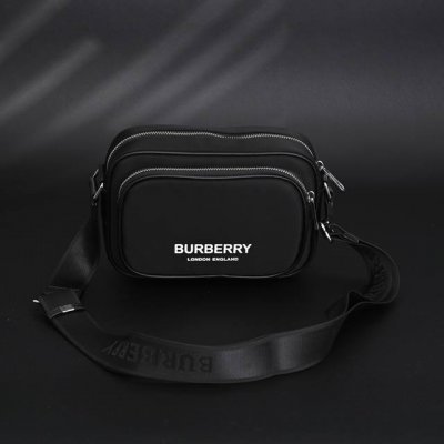 burberry巴宝莉Bbr 23 印花尼龙斜挎相机包 最新款相机包 可做斜挎包 包身采用尼龙材质 很轻很软 所以不怕变形不怕刮花 平时也好打理 特别的耐脏又耐