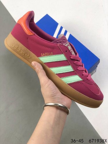 真标带半码 阿迪达斯Adidas Gazelle Indoor 三叶草休闲防滑耐磨低帮板鞋 鞋头出色设计 塑就出众贴合感 稳固的后跟贴合足部曲线设计 软弹舒适