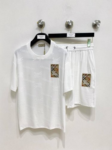 burberry巴宝莉 2025新款套装采用客供独家进口定制面料，面料表面非常有质感显而易见，上身透气轻薄十分舒适，细节处彰显设计特色与精湛工艺，整体细节美妙绝
