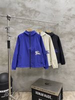款号#S496 巴宝莉 Burberry 24Fw 激光镂刻战马防水连帽高品质夹克外套 正确版本 采用定织定染7×7提花暗格梭织面料 4级防泼水涂层工艺 内里采