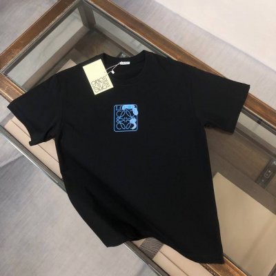 Loewe 罗意威 24Ss夏季新款圆领短袖T恤！270克重磅高端纯棉面料，手感质感都极完美！修身裁剪设计干净利落！时尚又好看！走线做工非常精致！版型效果超赞！