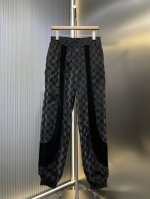 LV25Ss 顶级复刻 棋盘格字母植绒提花束脚裤原版18,700购入开发，采用100%锦纶面料，特殊工艺提花植绒在原本定染的锦纶面料上植绒棋盘格图案以及字母Lo
