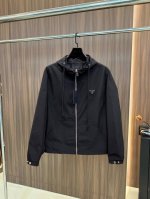 P250 普拉达2025开春新款夹克外套，秀场新品品相非常完美，舒适保暖，三标齐全色泽饱满诱人，非常出彩的设计，轻松将时髦感进阶，做工极为考究严谨，走线工整细致