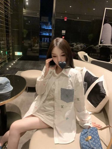 上新 Louis Vuitton路易威登新彩色刺绣老花牛仔口袋防晒衬衫 满身提花太香了自带Chill高级感～ 这款很特别跟别的衬衫都不一样 好喜欢！ 全身刺绣工