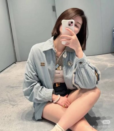 Miumi* 25Ss春夏新款 浅色水洗条纹牛仔外套 原版开发 高版出品 洗水工艺绝绝子 棕色刺绣字母Logo低调奢华 原版定制色织条纹进口洗水牛仔柔软细腻质感