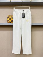 p260 Fendi芬迪 2025新品爆款休闲裤，选用欧洲进口面料，柔软舒适有质感，原版五金配件，非常炫酷，细节处理精致，上身效果超级无敌赞，潮流百搭。尚选面料