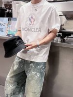 蒙口，2025夏季最新款，专柜同步有售，原单狠货，时尚休闲圆领短袖T恤，上身很有特点！吸睛而有亮点，进口原版面料，顶级刺绣工艺字母图案装饰Logo，简单而不失时