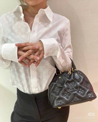 原版Ll......2025春夏新款时尚提花衬衫 定制Yb进口提花全棉材质 肌理明显 透气舒适 通体满印四叶草徽标字母提花图案 彰显品牌调性 增添造型层次感 面
