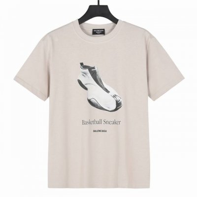 Balenciaga巴黎世家官网同款球鞋Logo短袖T恤 面料采用300克重双纱精梳棉，定制32支1*1螺纹，成衣两遍水洗处理，面料舒适亲肤无异感，定制定染面料