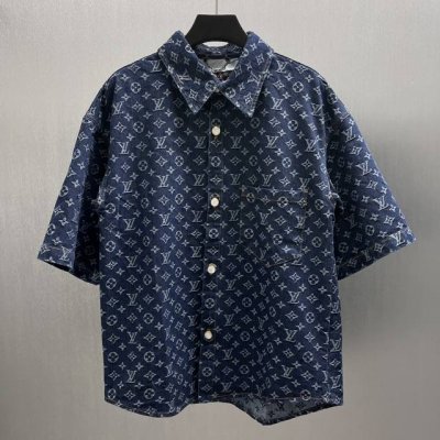 lu 牛仔提花短衬衫 Size S-Xl 本款牛仔夹克以撞色 Monogram提花织纹升级经典卡车廓形，并借珠光纽扣演绎丹迪风尚，轻松成就跨季佳选。可搭配同