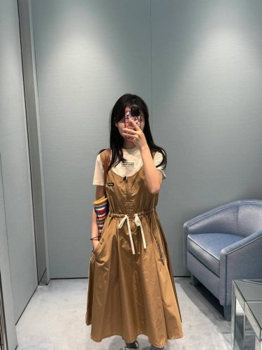miumi* 25Ss春夏新款 徽标咖色无袖连衣裙丨独家Yb开发！高版出品！拉链和徽标都特别有设计感 两侧有拉链口袋设计 腰间抽绳收腰显瘦 无袖款特别适合夏天穿