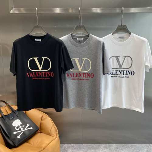 华伦家 华伦天奴T恤 简约又经典，上面大大的“V”字标志搭配红白配色的品牌名称，奢华感十足，时尚又大气 宽松版型S-Xl 隔天