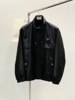 颜色：黑色，灰色 ，Prada 普拉达，2025春季最新品，专柜同步有售，时尚休闲夹克外套，进口原版面料，做工极为复杂，唯一可以做代购级别的渠道狠货，顶级印花工