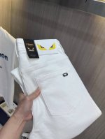 Fendi芬迪 2025新品男士牛仔裤 面料舒适弹性好 独家发售 时尚优雅 重工艺设计 采用原色酵母水洗工艺 精选进口重磅丹宁牛仔面料 配定制五金装饰 真皮皮牌