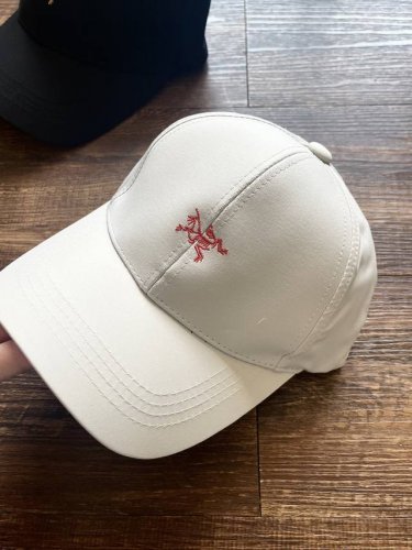 上新 ！Arcteryx Small Bird 速干透气棒球帽！ 随着露营出游的热度~户外品牌也随之上升，作为户外王者的鸟已然成为潮人必备！重磅推出这款速干帽，