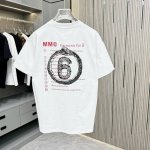 Mm6 玛吉拉 25Fw春夏新款圆领T恤 采用重磅320G双纱精梳棉材质 上身立体感强 采用网点印花工艺厚版立体工艺 洗涤方式：面料仅限干洗或洗衣袋包裹反面冷水