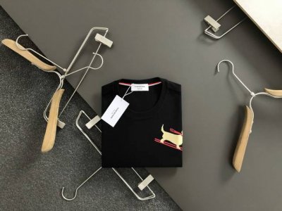 Tb**合身版型M-Xxxl 25春夏顶级卡通小狗牙印花下摆织带拼接开衩经典短袖，精致工艺专柜面料，顶级元素融合打造，经典短袖3标齐全，潮男时尚，无论是上身舒适