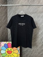 Miumiu字母烫钻圆领短袖 Miumiu官网Zp同步新款T恤 面料采用32支双纱280克高克重纯棉面料 同缸定织定染原版同色螺纹 进口机器奥钻定制原版钻工艺