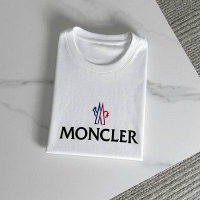 Mo 25最新款情侣款短袖T恤 品牌新元素字母Logo 面料上身舒适透气 不僵硬 修身的剪裁 采用定制面料.上身舒适有型 内搭单穿都完全没问题 时尚潮人必备 颜
