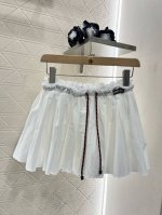 miumi*2025新品上架 抽绳压褶短裙 定制Yb斜纹全棉材质 质感透气 垂顺有型 高腰弹力半身短裙版型 通体素色搭配绞花抽绳 腰间松紧褶皱收腰出花边造型 配