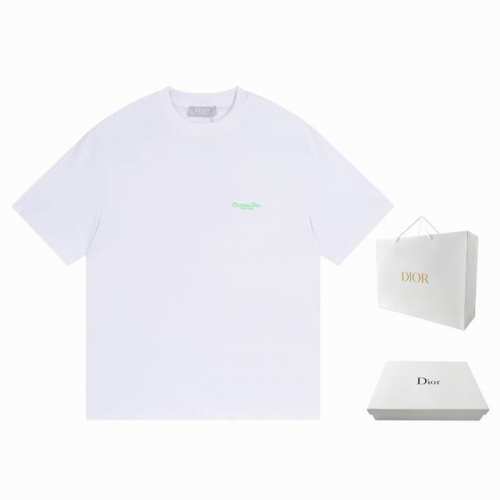 特价 新款荧光绣花Christian Dior Couture 标志小标识基础款T恤。 最In流行色，水蓝色。缪缪 爱马仕 迪奥 古驰等众多大牌纷出新品，上身非
