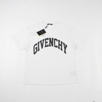 Givenchy 纪梵希 经典字母短袖 采用260克双砂面料 三针五线做工，领口包包边条 今年火爆的品牌 看到了就忍不住要自留一件 正确纹路立体印花 正确面料版