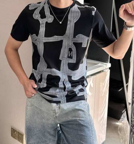 爱*仕 2025春夏最新马鞍印花男士圆领T恤衫，前身极具代表性的马鞍图案，马鞍皮带组成的“H”造型独具创意，采用高端高难度的手工台板印花，其精细度和复杂度都要比