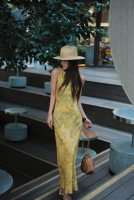 发财黄真丝连衣裙冰岛虞美人真丝吊带裙长款 经典版型修饰身材 显腰身比例风情万种 走起路来摇曳生姿让你在阳光明媚的日子里看起来恰到好处 圆领坎肩增加甜美感 甜美与