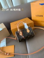 Lv 16 枕头包 Lv 新款系列 枕头包 手袋,全网首发 Lv Speedy Nano 枕头包这款Retiro 手袋以标志性 经典永恒。优雅低调的外形设计和宽
