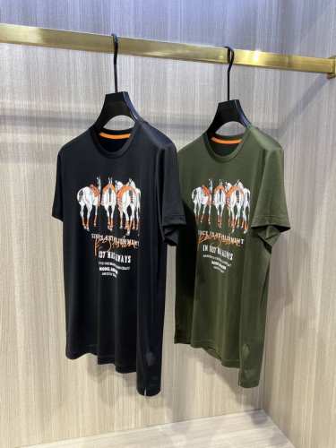 型号Th111#，爱马家 2025春夏最新骏马排列印花男士圆领T恤衫，胸前极具代表性的4匹骏马排列图案，视觉角度是在马的后方，带有点不得志的含义，采用高端复杂的